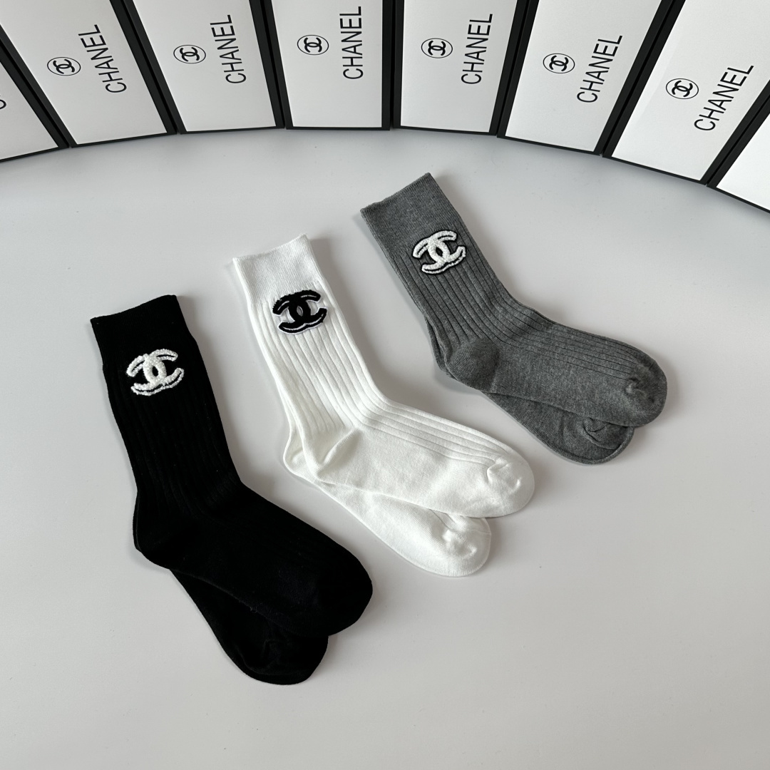 💛配包装 Chanel（香奈儿）新款经典中长款饰品袜堆堆袜袜子！一盒三双， 专柜同步筒款袜子，💛大牌出街，潮人必备。超好