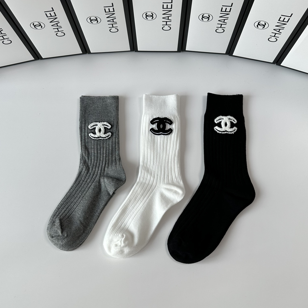💛配包装 Chanel（香奈儿）新款经典中长款饰品袜堆堆袜袜子！一盒三双， 专柜同步筒款袜子，💛大牌出街，潮人必备。超好