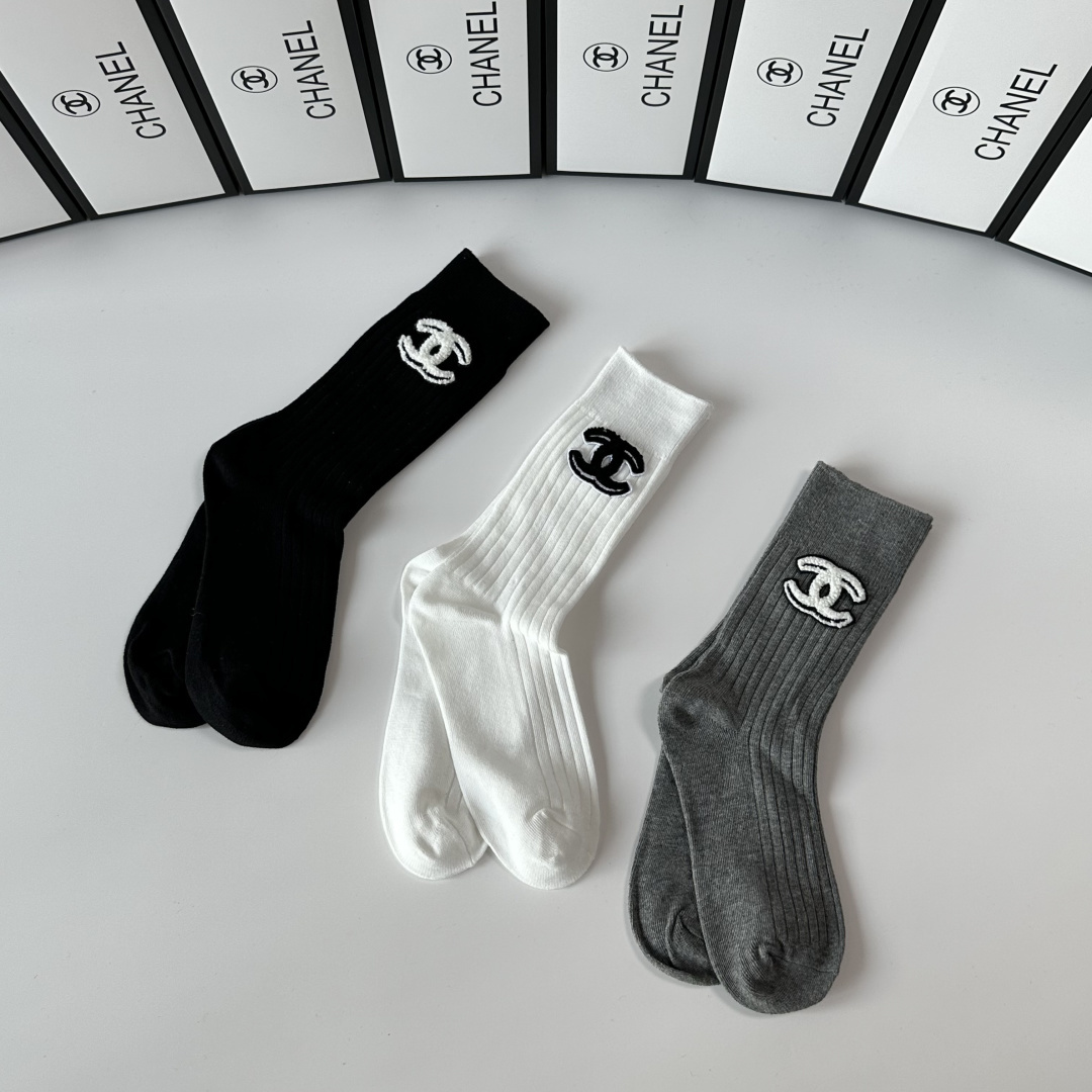 💛配包装 Chanel（香奈儿）新款经典中长款饰品袜堆堆袜袜子！一盒三双， 专柜同步筒款袜子，💛大牌出街，潮人必备。超好