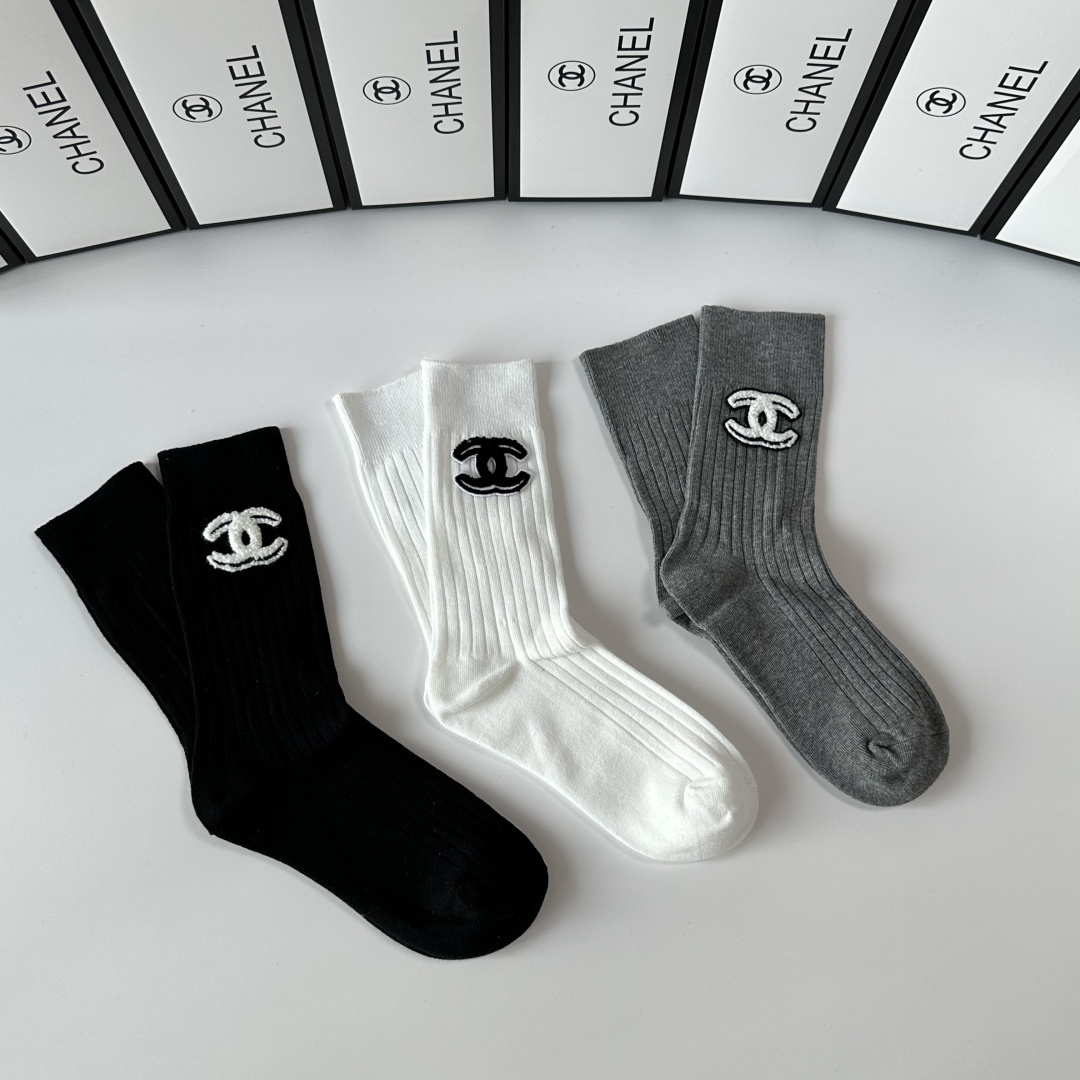 💛配包装 Chanel（香奈儿）新款经典中长款饰品袜堆堆袜袜子！一盒三双， 专柜同步筒款袜子，💛大牌出街，潮人必备。超好