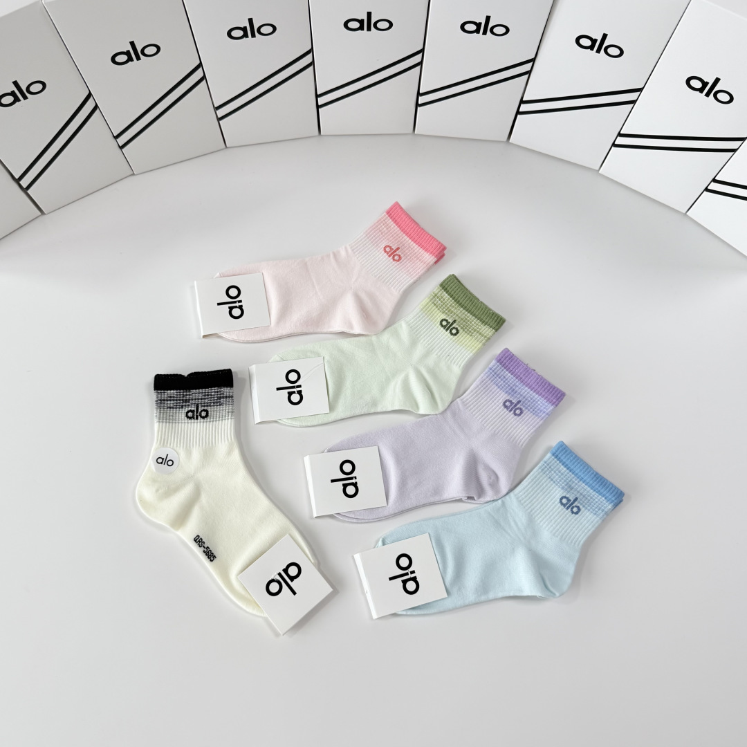 💛配包装 Alo（阿洛）新款中长款堆堆袜袜子！一盒五双， 专柜同步筒款袜子，💛大牌出街，潮人必备。超好搭