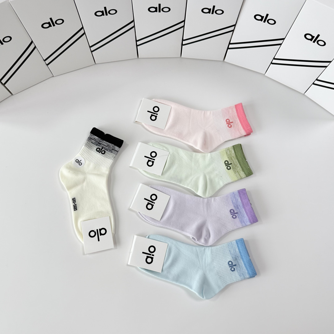 💛配包装 Alo（阿洛）新款中长款堆堆袜袜子！一盒五双， 专柜同步筒款袜子，💛大牌出街，潮人必备。超好搭