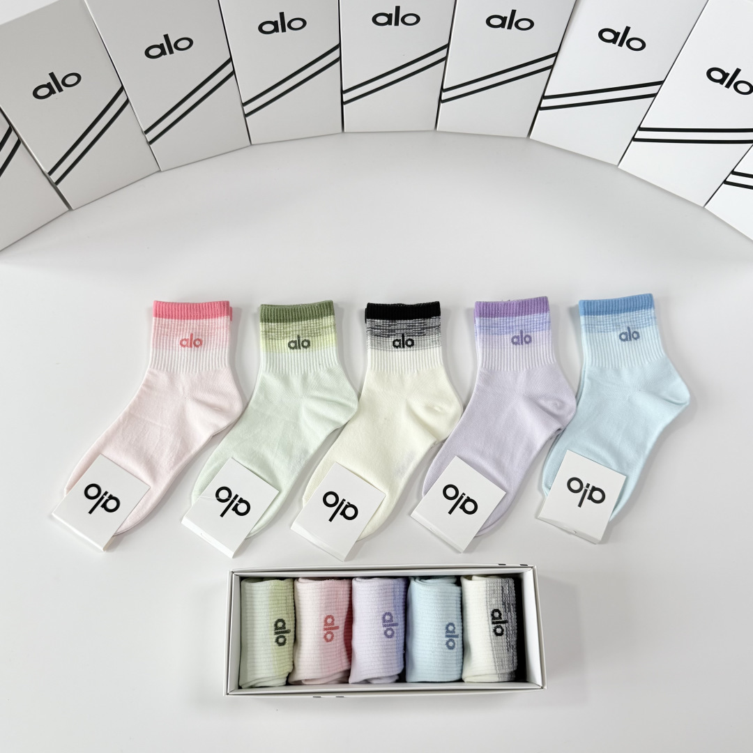 💛配包装 Alo（阿洛）新款中长款堆堆袜袜子！一盒五双， 专柜同步筒款袜子，💛大牌出街，潮人必备。超好搭
