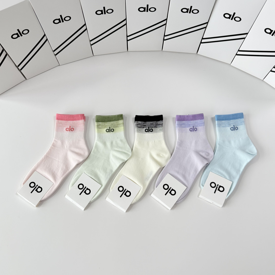 💛配包装 Alo（阿洛）新款中长款堆堆袜袜子！一盒五双， 专柜同步筒款袜子，💛大牌出街，潮人必备。超好搭