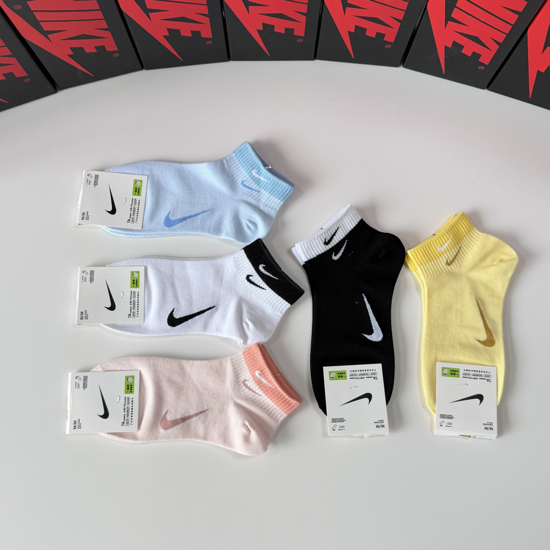 💛配专柜包装 NIKE（耐克）新款中短款袜堆堆袜袜子！一盒五双，专柜同步筒袜袜子，💛大牌出街，潮人必备。超好搭