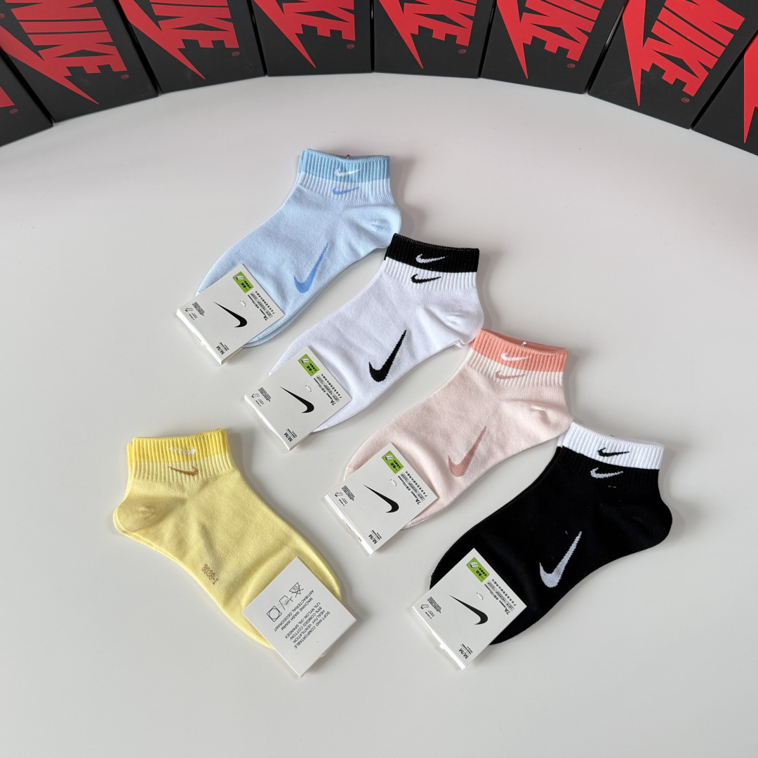 💛配专柜包装 NIKE（耐克）新款中短款袜堆堆袜袜子！一盒五双，专柜同步筒袜袜子，💛大牌出街，潮人必备。超好搭