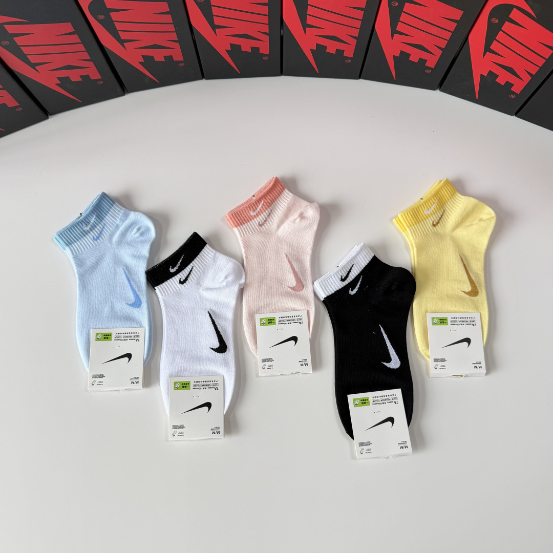 💛配专柜包装 NIKE（耐克）新款中短款袜堆堆袜袜子！一盒五双，专柜同步筒袜袜子，💛大牌出街，潮人必备。超好搭