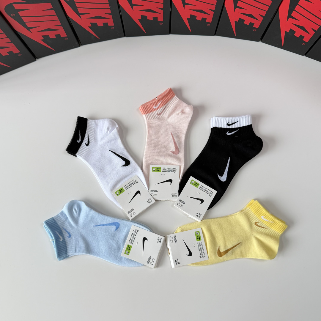 💛配专柜包装 NIKE（耐克）新款中短款袜堆堆袜袜子！一盒五双，专柜同步筒袜袜子，💛大牌出街，潮人必备。超好搭