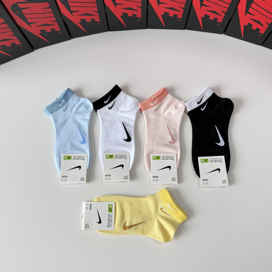 💛配专柜包装 NIKE（耐克）新款中短款袜堆堆袜袜子！一盒五双，专柜同步筒袜袜子，💛大牌出街，潮人必备。超好搭