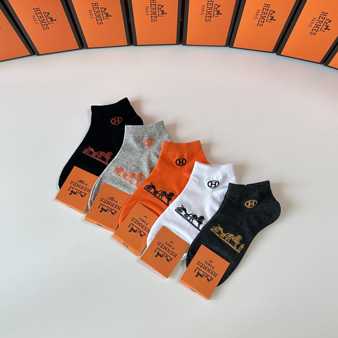 💛配专柜包装 Hermes （爱马仕）新款中短款堆堆袜袜子！一盒五双，专柜同步筒袜袜子，💛大牌出街，潮人必备。超好搭