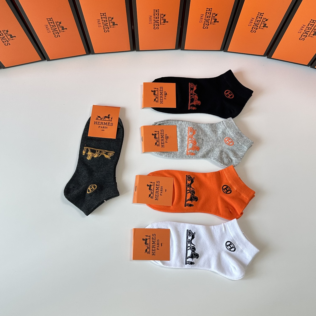 💛配专柜包装 Hermes （爱马仕）新款中短款堆堆袜袜子！一盒五双，专柜同步筒袜袜子，💛大牌出街，潮人必备。超好搭