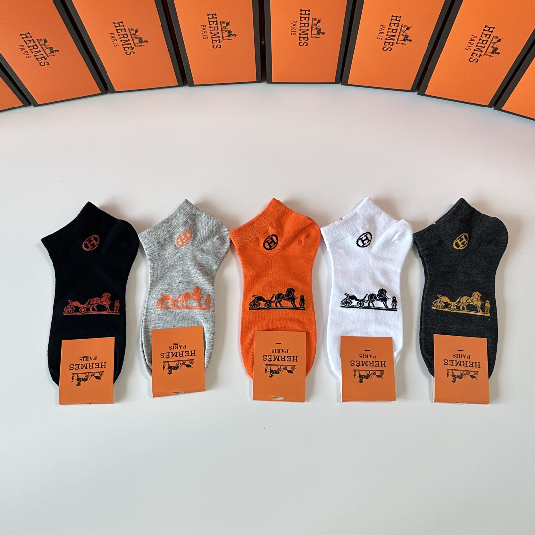 💛配专柜包装 Hermes （爱马仕）新款中短款堆堆袜袜子！一盒五双，专柜同步筒袜袜子，💛大牌出街，潮人必备。超好搭