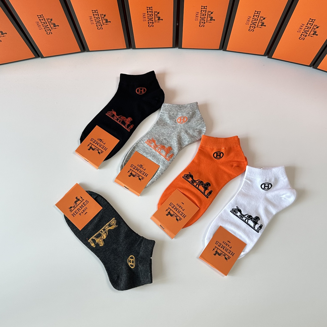 💛配专柜包装 Hermes （爱马仕）新款中短款堆堆袜袜子！一盒五双，专柜同步筒袜袜子，💛大牌出街，潮人必备。超好搭