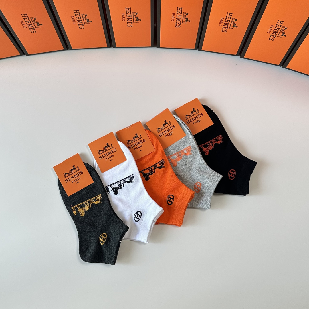 💛配专柜包装 Hermes （爱马仕）新款中短款堆堆袜袜子！一盒五双，专柜同步筒袜袜子，💛大牌出街，潮人必备。超好搭