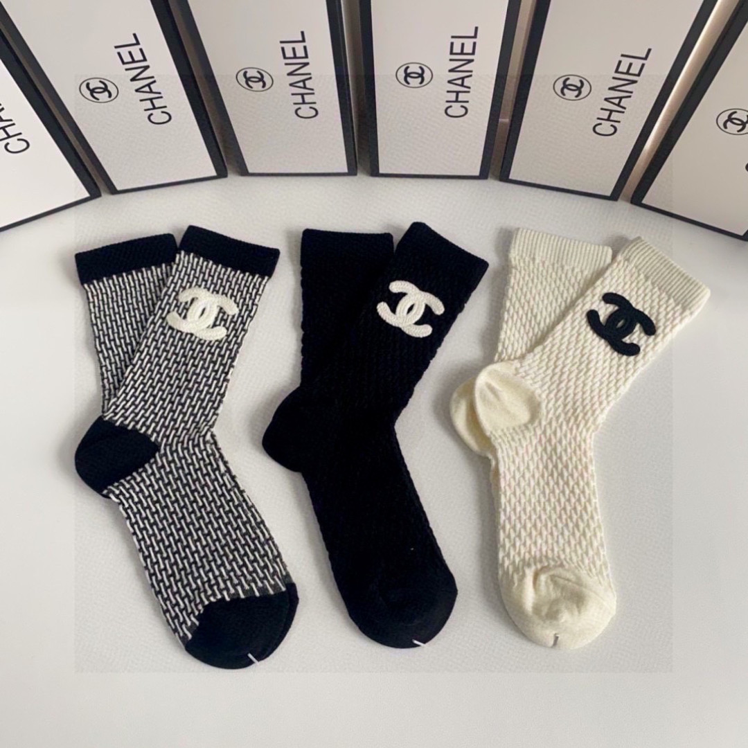 💛配包装 Chanel（香奈儿）新款经典中长款饰品袜堆堆袜袜子！一盒三双， 专柜同步筒款袜子，💛大牌出街，潮人必备。超好