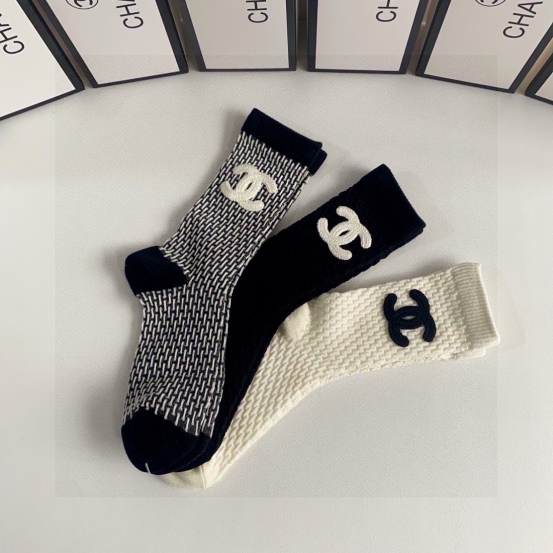 💛配包装 Chanel（香奈儿）新款经典中长款饰品袜堆堆袜袜子！一盒三双， 专柜同步筒款袜子，💛大牌出街，潮人必备。超好