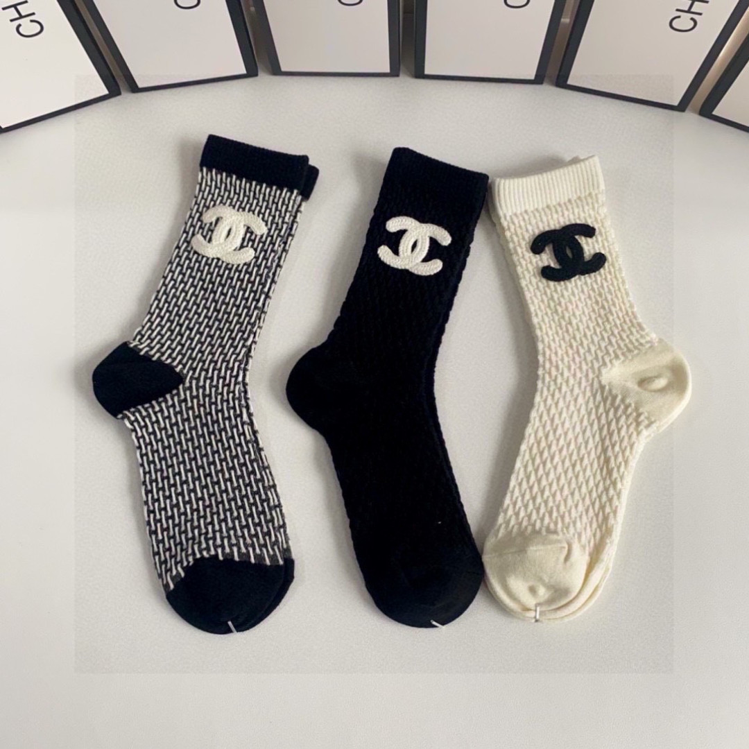 💛配包装 Chanel（香奈儿）新款经典中长款饰品袜堆堆袜袜子！一盒三双， 专柜同步筒款袜子，💛大牌出街，潮人必备。超好
