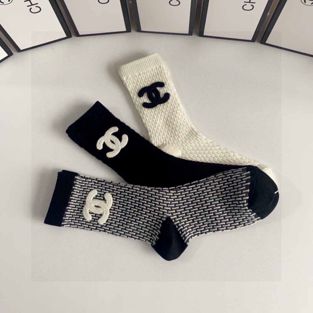 💛配包装 Chanel（香奈儿）新款经典中长款饰品袜堆堆袜袜子！一盒三双， 专柜同步筒款袜子，💛大牌出街，潮人必备。超好
