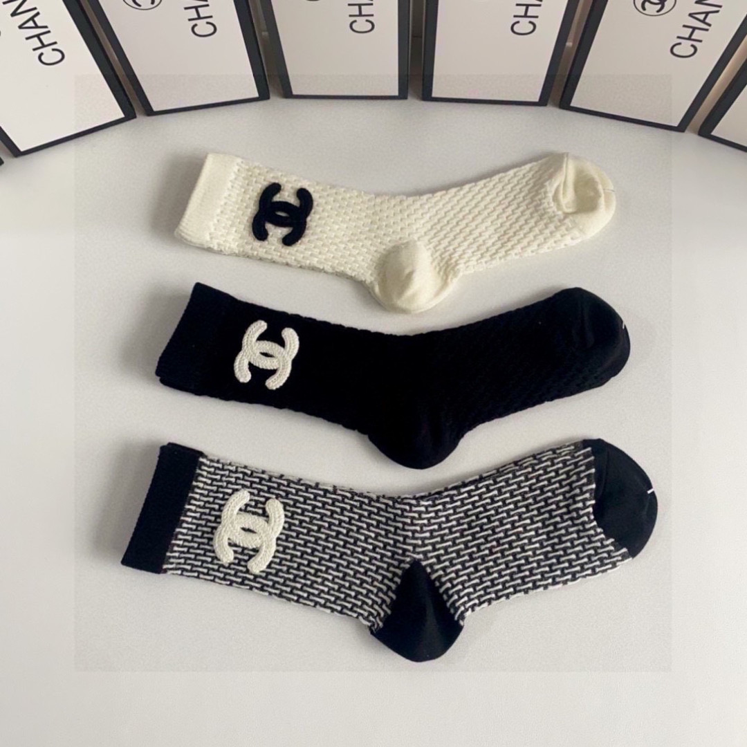 💛配包装 Chanel（香奈儿）新款经典中长款饰品袜堆堆袜袜子！一盒三双， 专柜同步筒款袜子，💛大牌出街，潮人必备。超好