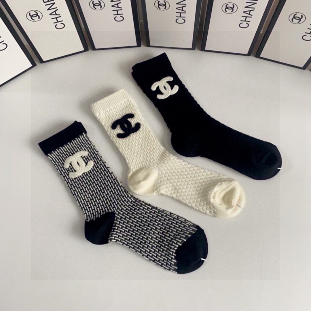 💛配包装 Chanel（香奈儿）新款经典中长款饰品袜堆堆袜袜子！一盒三双， 专柜同步筒款袜子，💛大牌出街，潮人必备。超好