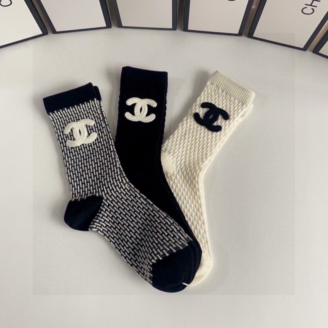 💛配包装 Chanel（香奈儿）新款经典中长款饰品袜堆堆袜袜子！一盒三双， 专柜同步筒款袜子，💛大牌出街，潮人必备。超好