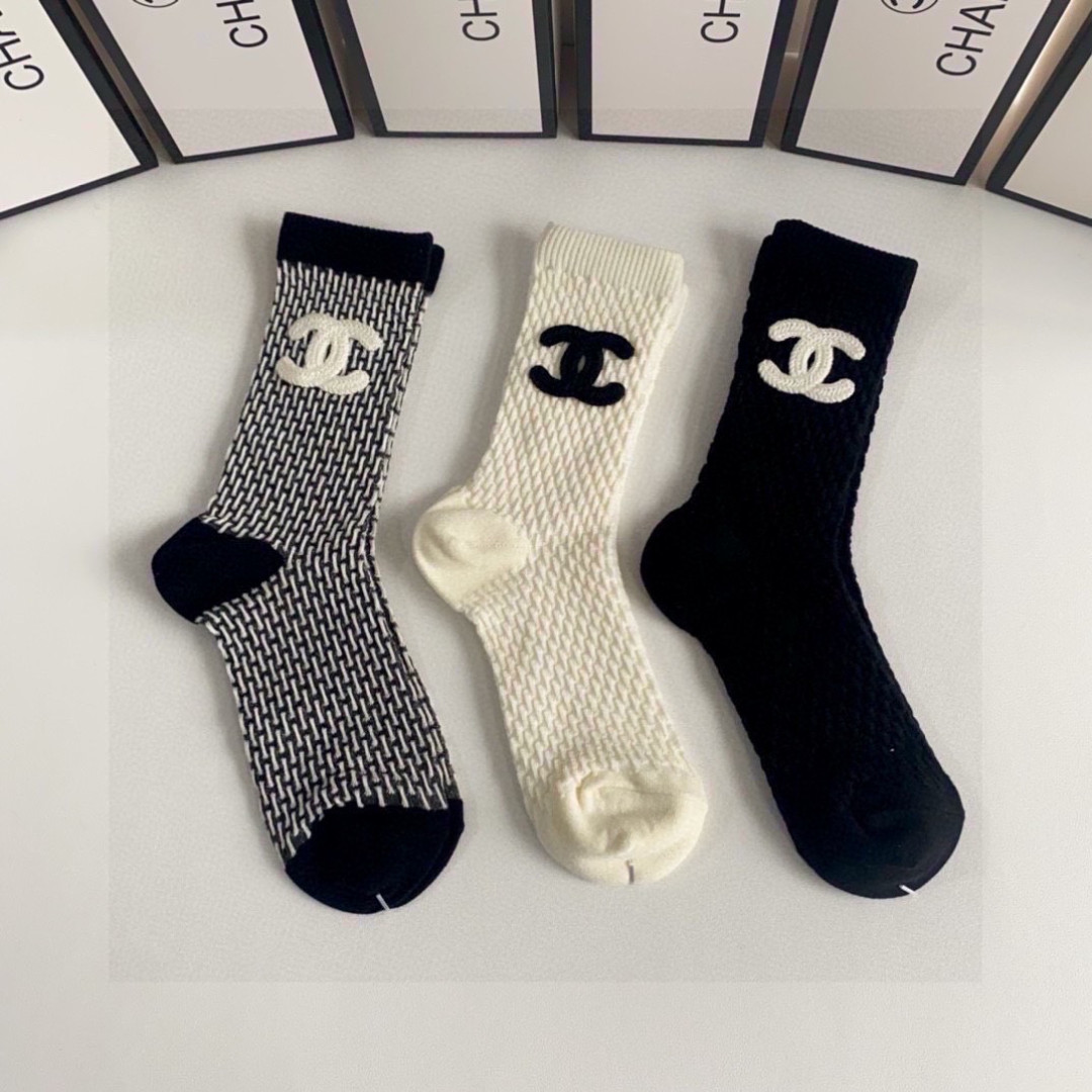 💛配包装 Chanel（香奈儿）新款经典中长款饰品袜堆堆袜袜子！一盒三双， 专柜同步筒款袜子，💛大牌出街，潮人必备。超好