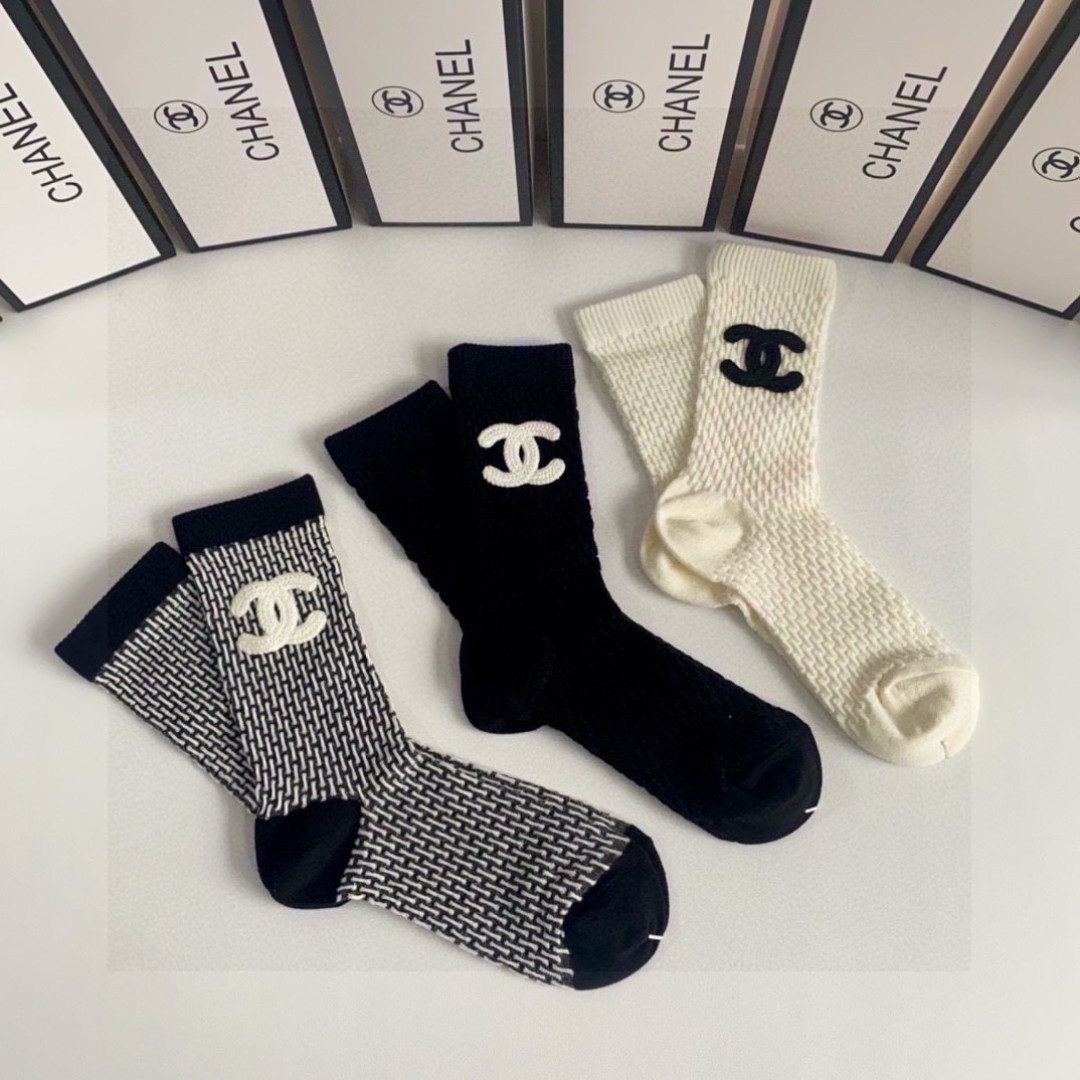 💛配包装 Chanel（香奈儿）新款经典中长款饰品袜堆堆袜袜子！一盒三双， 专柜同步筒款袜子，💛大牌出街，潮人必备。超好