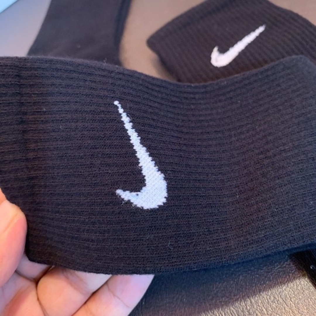 💛配包装 NIKE（耐克）新款经典中长款堆堆袜袜子！一盒五双， 专柜同步筒袜袜子，💛大牌出街，潮人必备。超好搭。