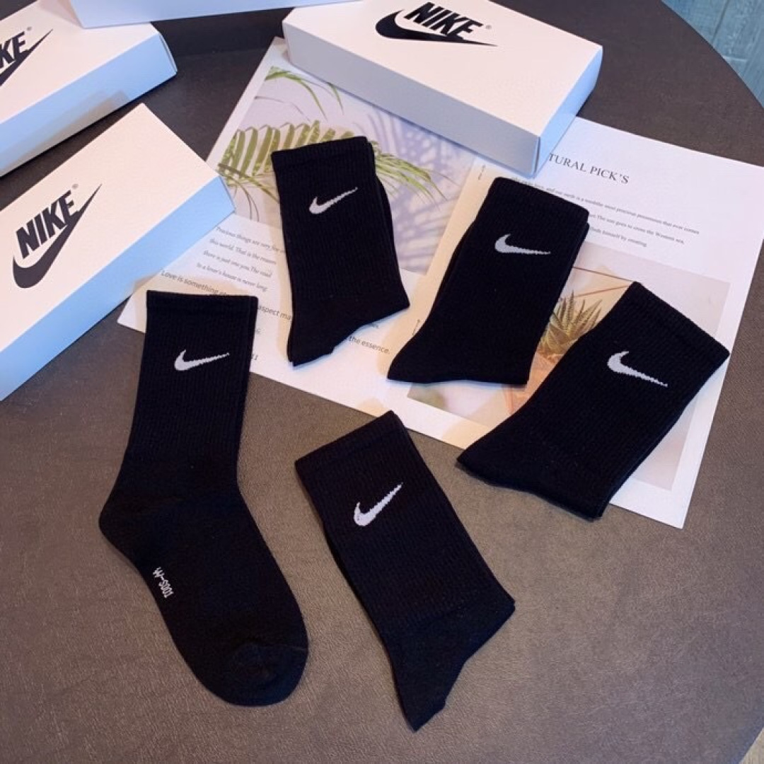 💛配包装 NIKE（耐克）新款经典中长款堆堆袜袜子！一盒五双， 专柜同步筒袜袜子，💛大牌出街，潮人必备。超好搭。