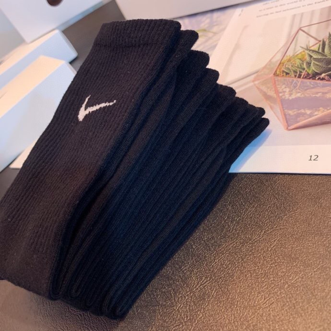 💛配包装 NIKE（耐克）新款经典中长款堆堆袜袜子！一盒五双， 专柜同步筒袜袜子，💛大牌出街，潮人必备。超好搭。