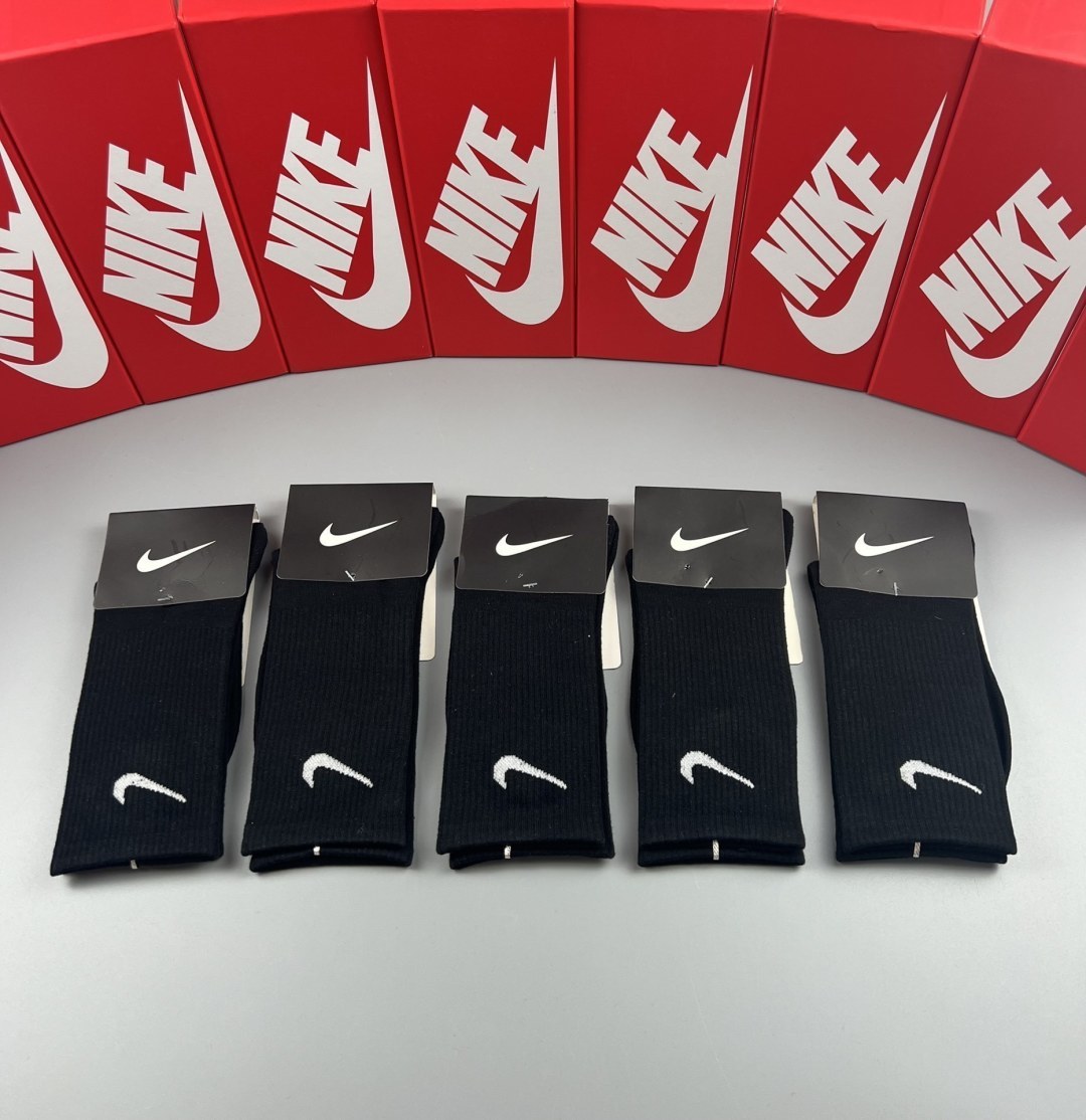 💛配包装 NIKE（耐克）新款经典中长款堆堆袜袜子！一盒五双， 专柜同步筒袜袜子，💛大牌出街，潮人必备。超好搭。