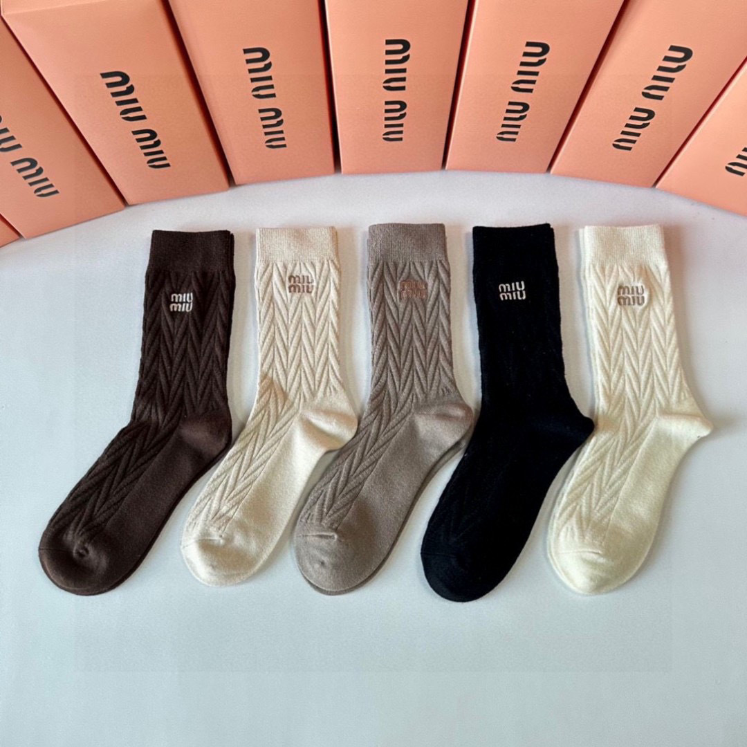 💛配专柜包装 MiuMiu（缪缪）爆款出货#新款羊绒中长款堆堆袜袜子！一盒五双，专柜同步筒袜袜子，💛大牌出街，潮人必备。
