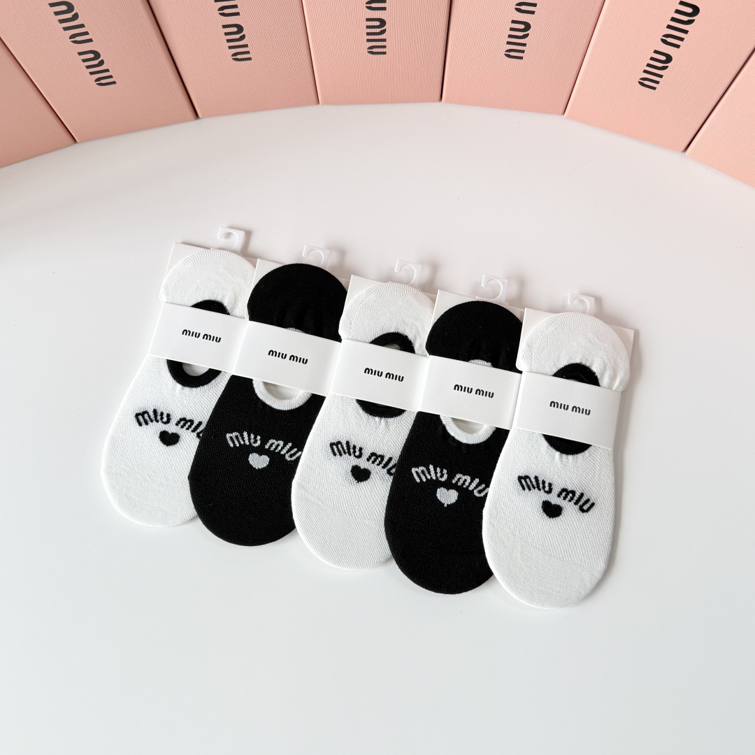 💛配包装 MiuMiu（缪缪）新款经典船袜堆堆袜袜子！一盒五双， 专柜同步筒袜袜子，💛大牌出街，潮人必备。超好搭。
