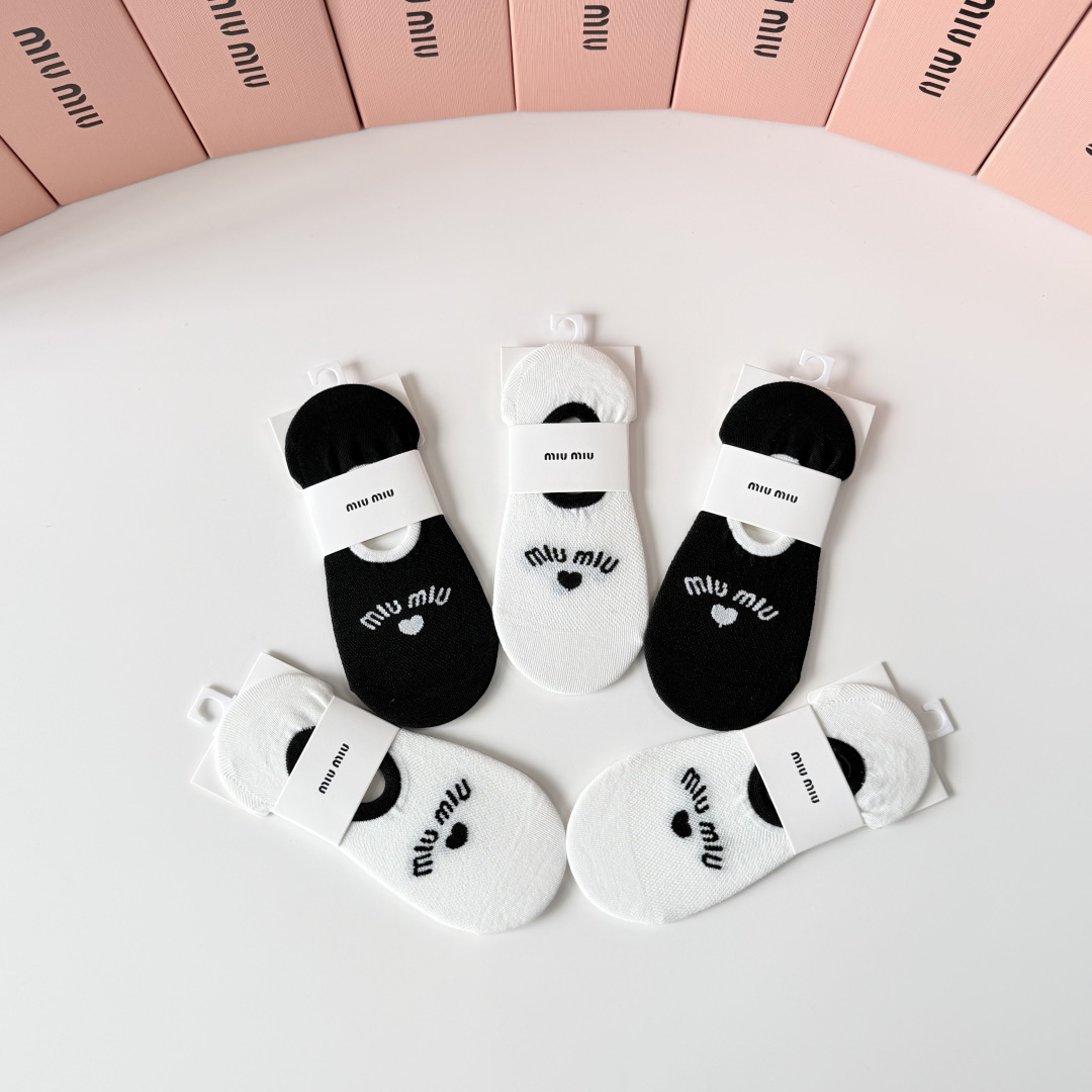 💛配包装 MiuMiu（缪缪）新款经典船袜堆堆袜袜子！一盒五双， 专柜同步筒袜袜子，💛大牌出街，潮人必备。超好搭。