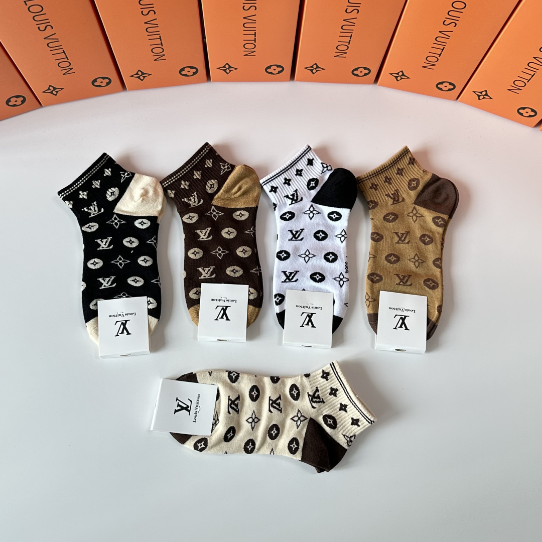 💛配专柜包装 LV（路易威登）新款中短款堆堆袜袜子！一盒五双，专柜同步筒袜袜子，💛大牌出街，潮人必备。超好搭