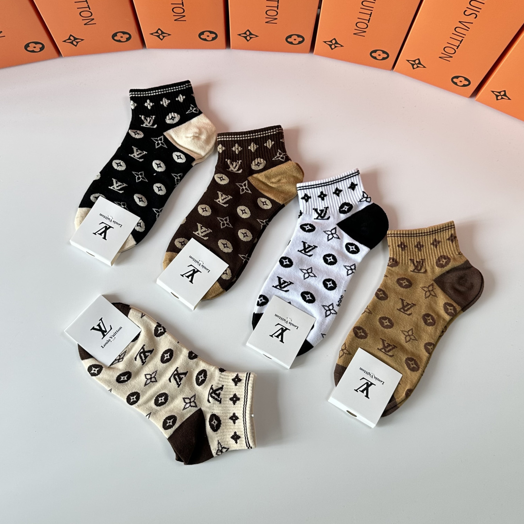 💛配专柜包装 LV（路易威登）新款中短款堆堆袜袜子！一盒五双，专柜同步筒袜袜子，💛大牌出街，潮人必备。超好搭