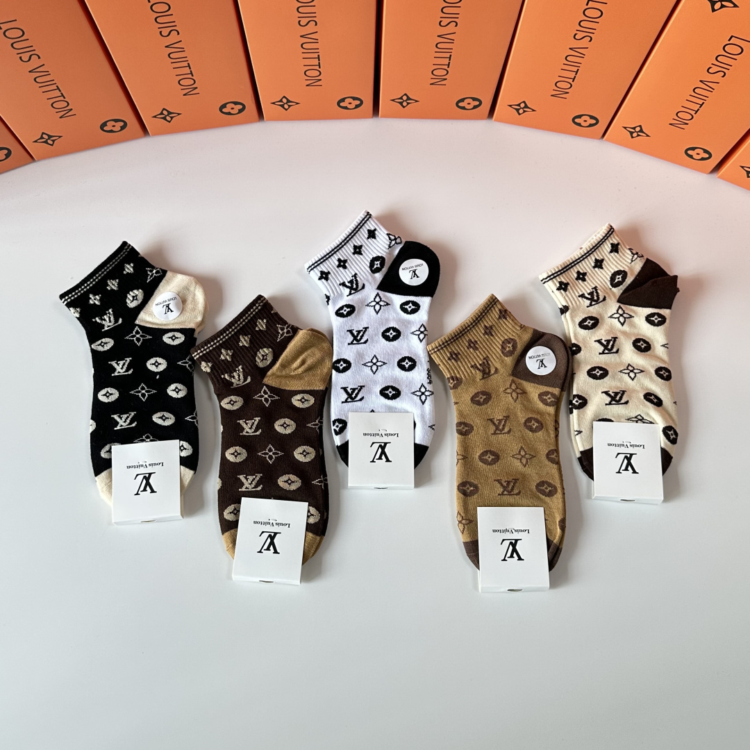 💛配专柜包装 LV（路易威登）新款中短款堆堆袜袜子！一盒五双，专柜同步筒袜袜子，💛大牌出街，潮人必备。超好搭