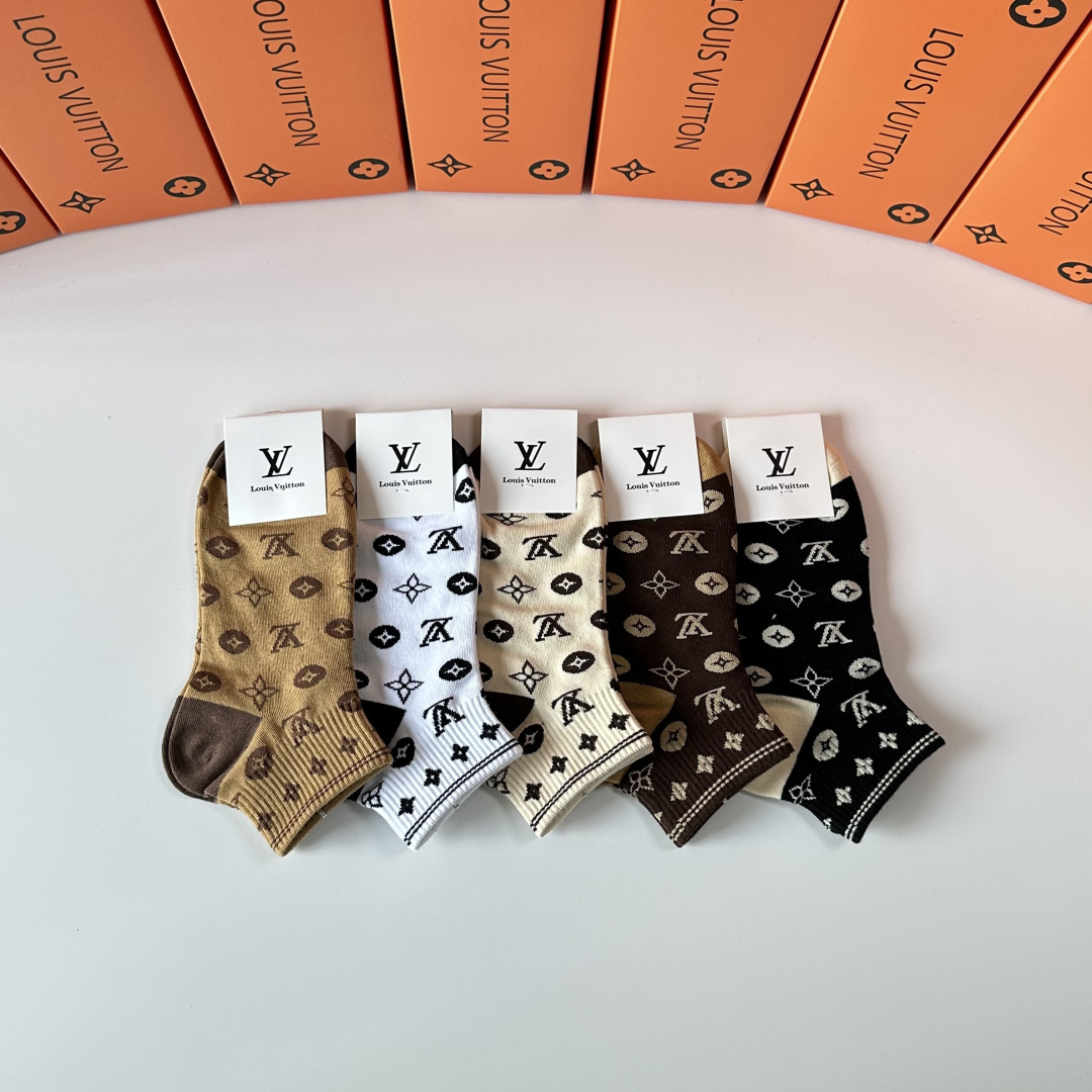 💛配专柜包装 LV（路易威登）新款中短款堆堆袜袜子！一盒五双，专柜同步筒袜袜子，💛大牌出街，潮人必备。超好搭
