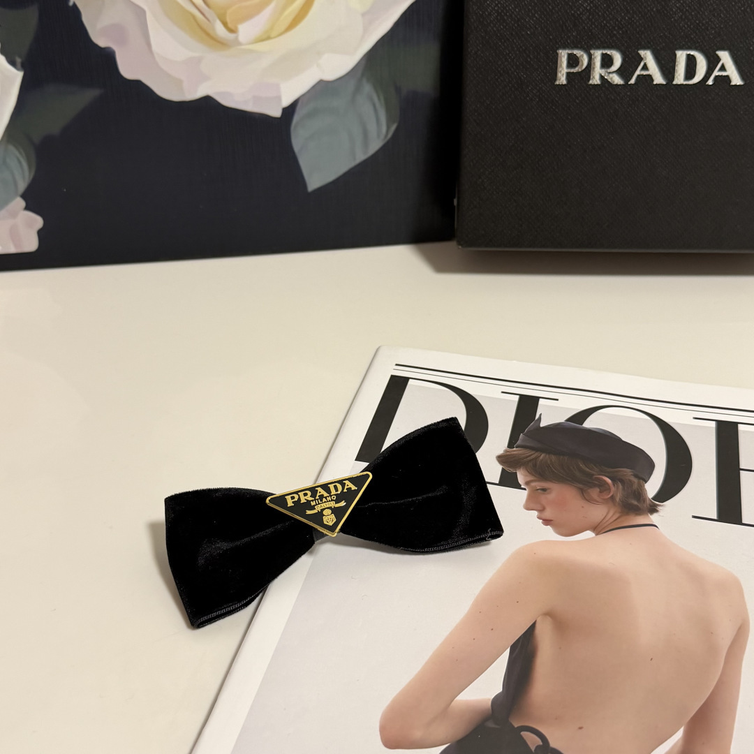 NO:941321,Special (single) with counter packaging Prada (Prada) latest vintage vintage velvet hairpins. Elegant girls are worth buying. Very easy to match. Temperament and tasteful hairpins, hairpins, prada, prada, hairpins19860909特（单个）配专柜包装 Prada（普拉达）最新中古vintage丝绒发夹 优雅的girl值得入手 非常好搭配 气质有品位发夹,发夹,prada,prada,hairpins,accessory
