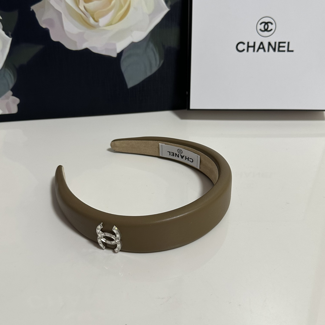 NO:941366,Specially equipped with counter packaging Chanel (Chanel) latest lambskin headband# Trust me!  A must-have item for everyone. This piece must be bought. It has a fairy-like appearance. The little fairy wants to keep it. Whoever wears it will look better ~ hairpins, hairpins, chanel, chanel, sheepskin, hairpins19860909特 配专柜包装 Chanel（香奈儿）最新小羊皮发箍# 信我！人手必备的单品 这件必须买 洋气神仙颜值 小仙女要收了它,谁戴谁好看～发夹,发夹,chanel,chanel,sheepskin,hairpins,accessory