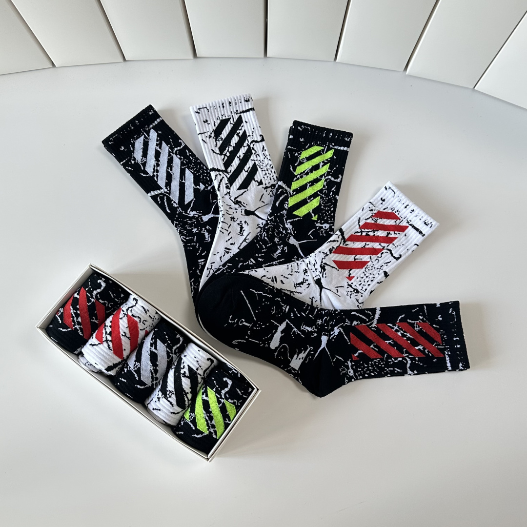 💛配专柜包装 OFF-White 新款中长款堆堆袜袜子！一盒五双，专柜同步筒袜袜子，大牌出街，潮人必备。超好搭