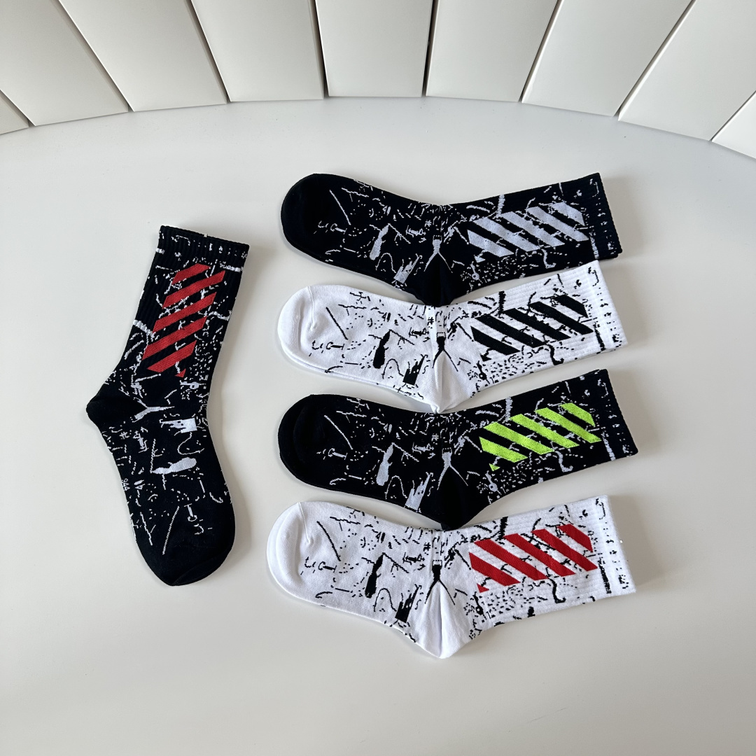 💛配专柜包装 OFF-White 新款中长款堆堆袜袜子！一盒五双，专柜同步筒袜袜子，大牌出街，潮人必备。超好搭