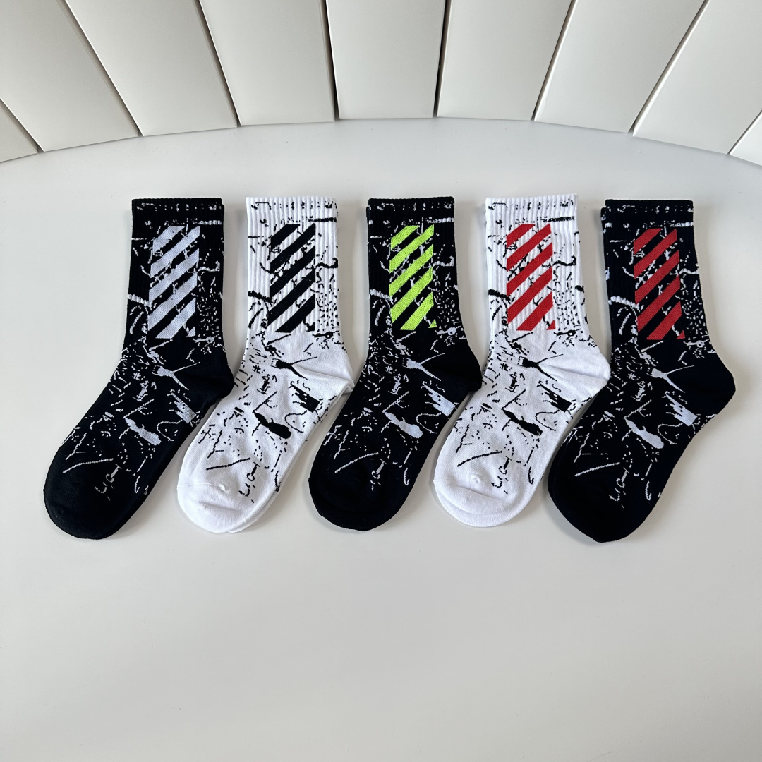 💛配专柜包装 OFF-White 新款中长款堆堆袜袜子！一盒五双，专柜同步筒袜袜子，大牌出街，潮人必备。超好搭