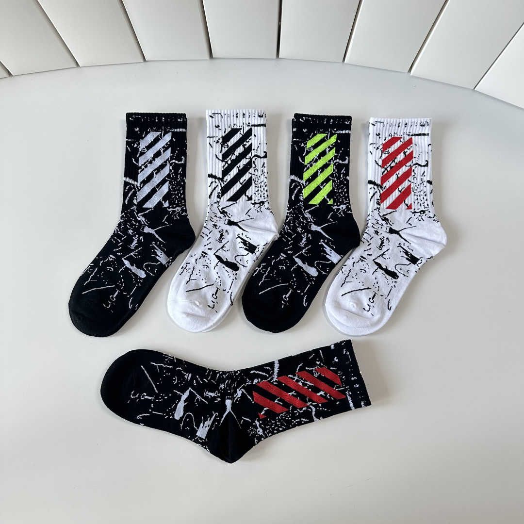 💛配专柜包装 OFF-White 新款中长款堆堆袜袜子！一盒五双，专柜同步筒袜袜子，大牌出街，潮人必备。超好搭