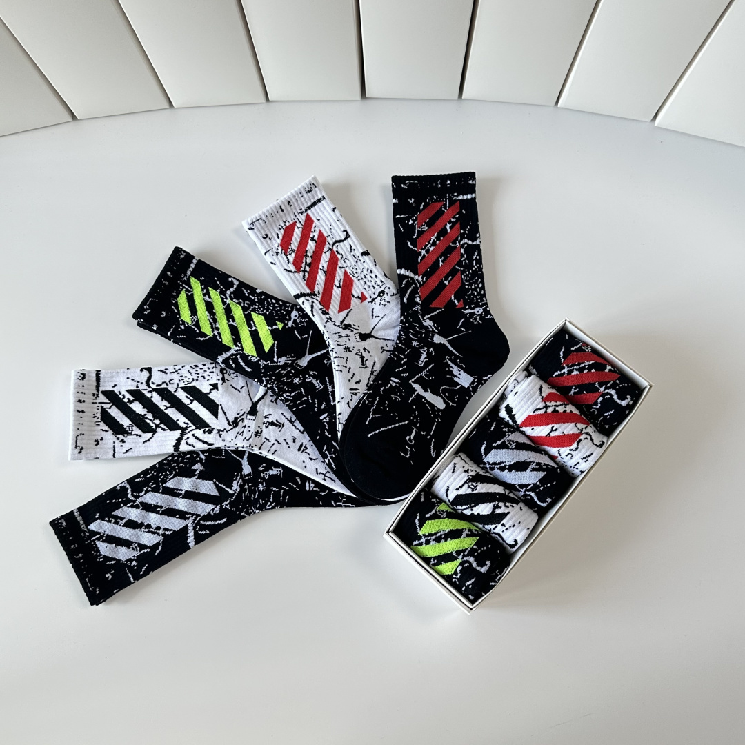 💛配专柜包装 OFF-White 新款中长款堆堆袜袜子！一盒五双，专柜同步筒袜袜子，大牌出街，潮人必备。超好搭