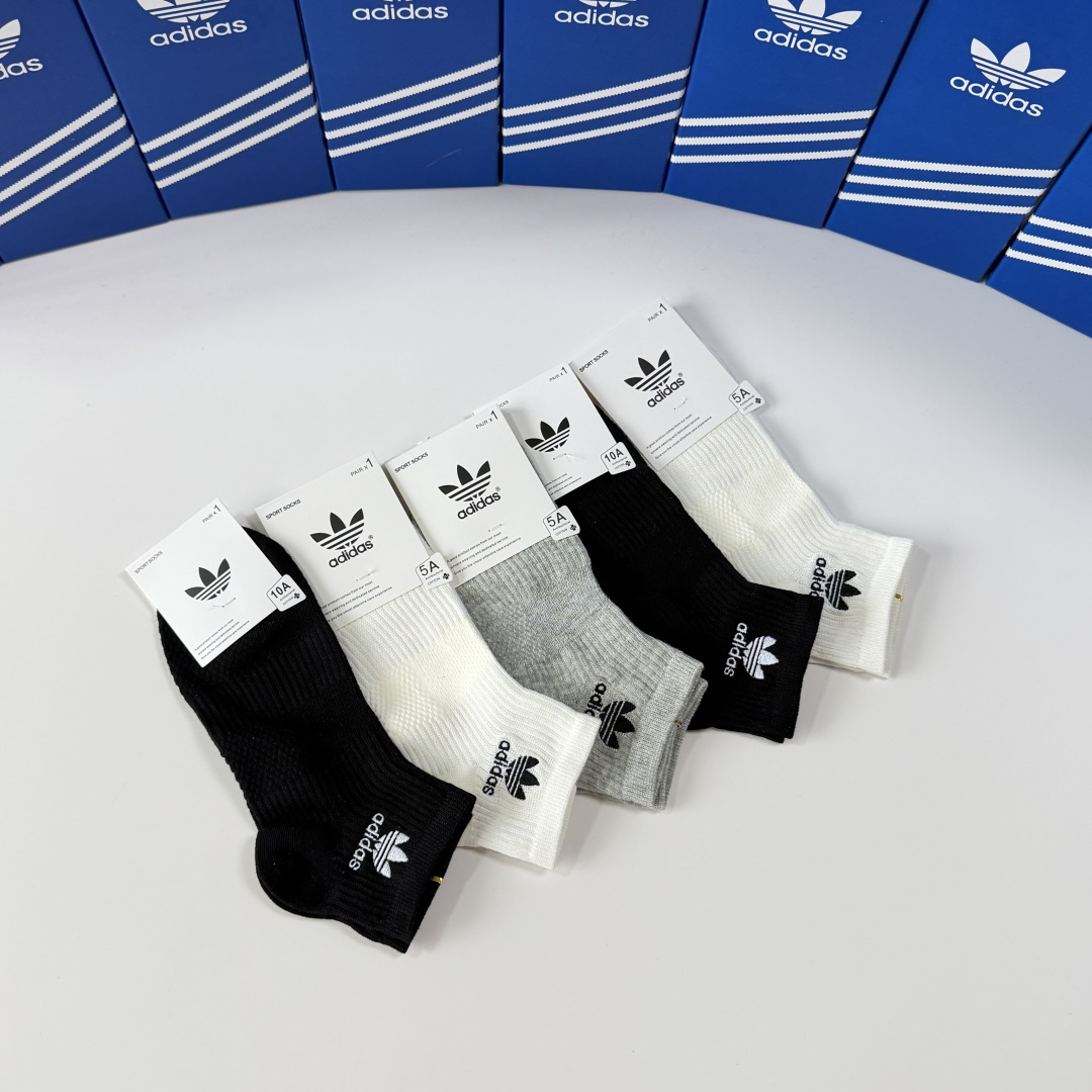 💛配包装 Adidas（阿迪）新款经典刺绣中短款堆堆袜袜子！一盒五双， 专柜同步筒袜袜子，💛大牌出街，潮人必备。超好搭。