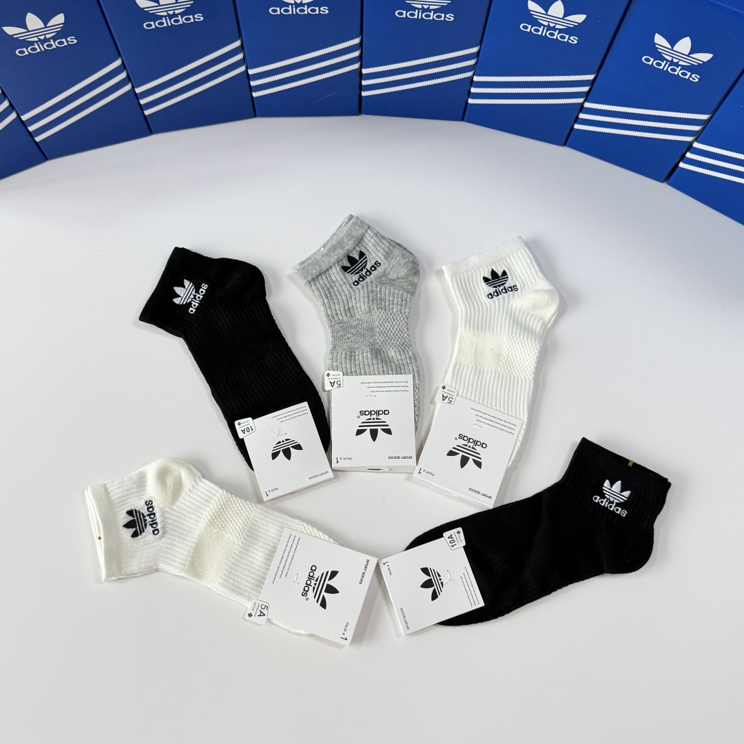 💛配包装 Adidas（阿迪）新款经典刺绣中短款堆堆袜袜子！一盒五双， 专柜同步筒袜袜子，💛大牌出街，潮人必备。超好搭。