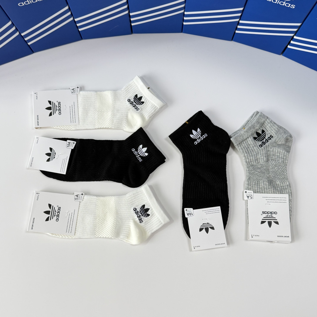 💛配包装 Adidas（阿迪）新款经典刺绣中短款堆堆袜袜子！一盒五双， 专柜同步筒袜袜子，💛大牌出街，潮人必备。超好搭。