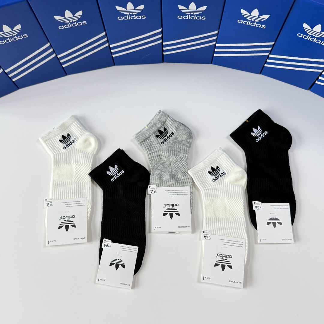 💛配包装 Adidas（阿迪）新款经典刺绣中短款堆堆袜袜子！一盒五双， 专柜同步筒袜袜子，💛大牌出街，潮人必备。超好搭。