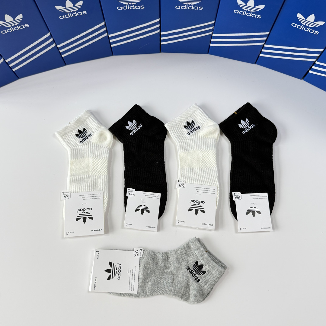 💛配包装 Adidas（阿迪）新款经典刺绣中短款堆堆袜袜子！一盒五双， 专柜同步筒袜袜子，💛大牌出街，潮人必备。超好搭。